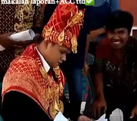 Funny Action of Students Coming to the Teacher's Wedding, Instead of Bringing Gifts They Ask for Signature on Assignments