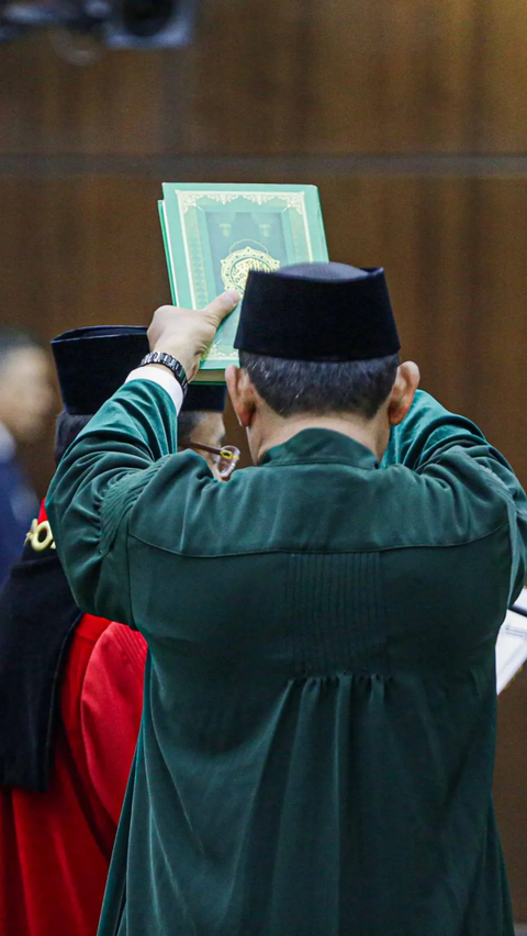 Sidang pleno khusus dengan agenda Pengucapan Sumpah Ketua dengan Masa Jabatan 2023-2028 itu dipimpin oleh Wakil Ketua MK Saldi Isra.