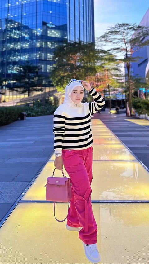 OOTD Shella Saukia with striped top and pink cargo pants
