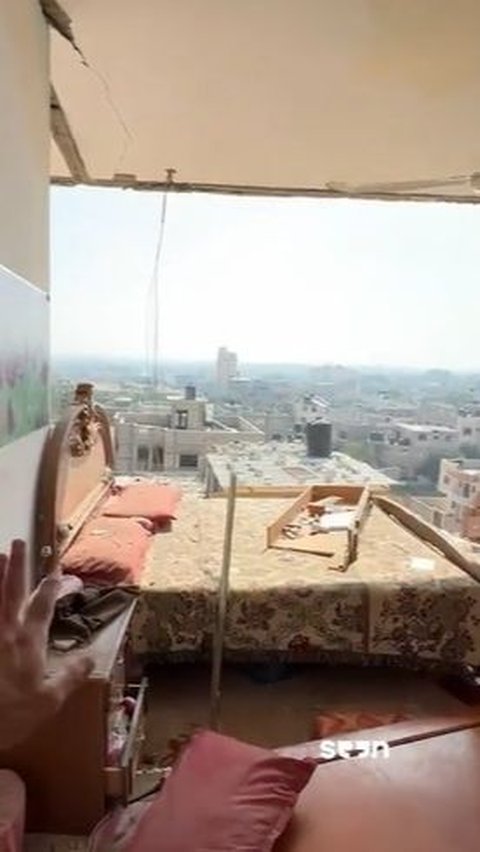 Pemuda Palestina Tunjukkan Kondisi Rumahnya Usai Diserang Rudal Israel, Nyaris Meninggal saat Kejadian
