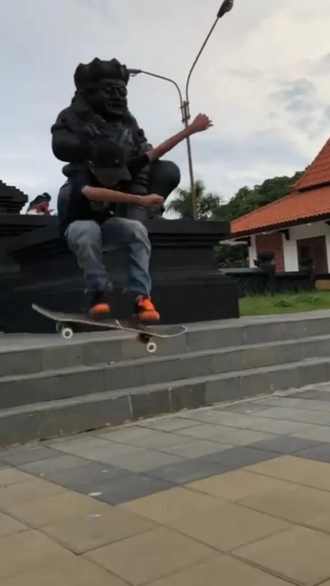 Keren Abis! Aksi Siswa SMP di Malang Main Skateboard di Sekolah, Ternyata Punya Segudang Prestasi  <br>