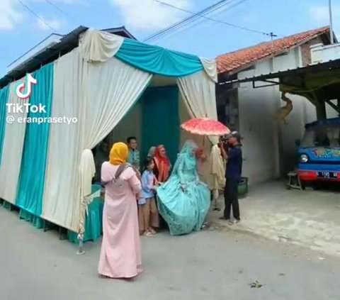 Di awal video, tampak pengantin wanita yang memakai gaun berwarna biru sedang bersiap untuk berjalan sambil mengangkat gaunnya. Tak sendiri, ia juga dipayungi oleh seseorang di sampingnya.