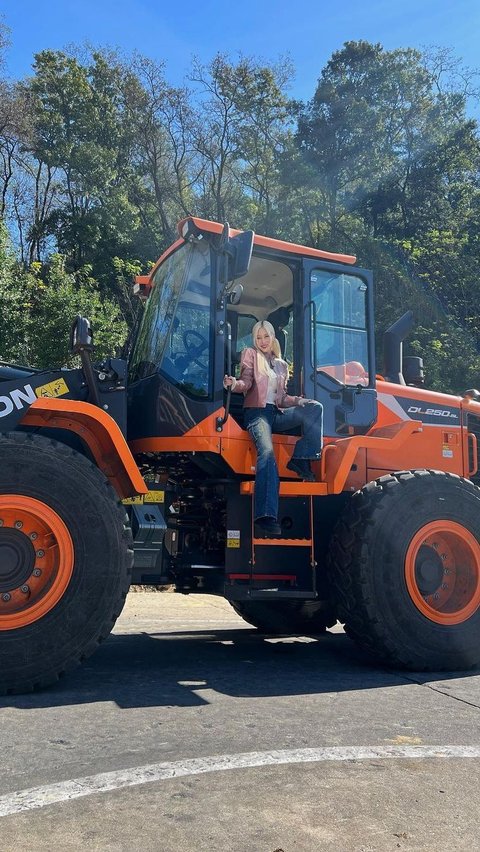 Different from the Others! Beautiful Idol Dayoung WJSN Becomes the First Woman Brand Ambassador for Heavy Construction Equipment