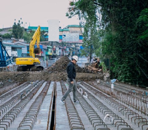 Dia berharap pengerjaan proyek terus diberikan kelancaran dan para pekerja diberikan kesehatan.<br>