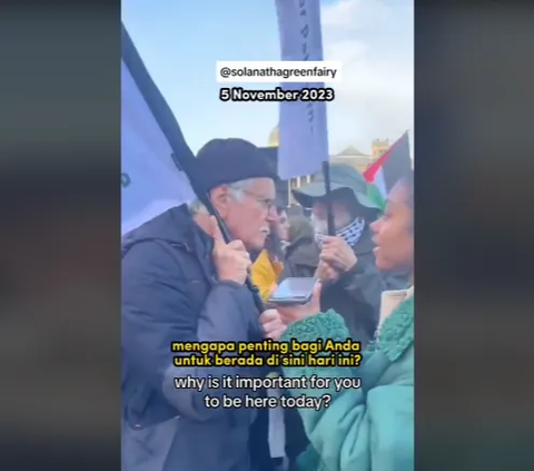 Seorang wanita cukup terkejut bertemu dengan seorang Yaudi yang berasal dari Israel. Ia pun bertanya alasannya berada di tengah-tengah Aksi Bela Palestina yang digelar saat itu. <br>