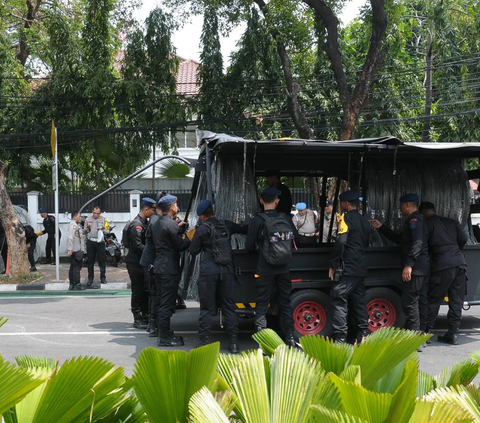 Menjelang pengundian nomor urut capres 2024, polisi melakukan pemasangan kawat berduri bareil di sekitar Kantor Komisi Pemilihan Umum (KPU), Jakarta, Senin (13/11/2023).