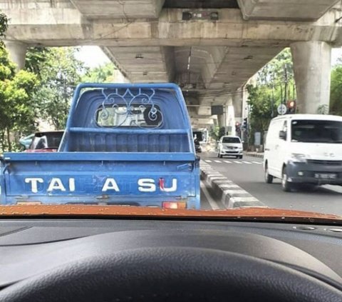 10 Potret Tulisan di Bak Pikap yang Asal-asalan, Bacanya Bikin Kesal Sendiri