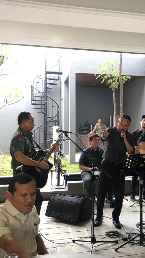 Potret Gaya Jenderal TNI Agus Subiyanto Main Gitar, Iringi Anggota DPR Karaokean di Rumahnya