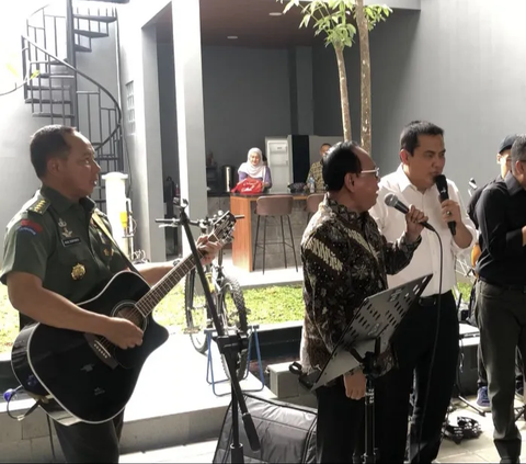 Calon Panglima TNI Jenderal Agus Subiyanto memainkan gitar mengiringi para anggota dewan di kediamannya di Setu, Cipayung, Jakarta Timur, pada Senin (13/11).