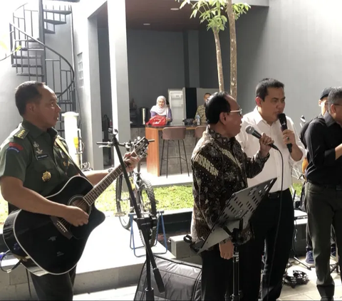 Potret Gaya Jenderal Agus Subiyanto Main Gitar, Iringi Anggota DPR Karaokean di Rumahnya