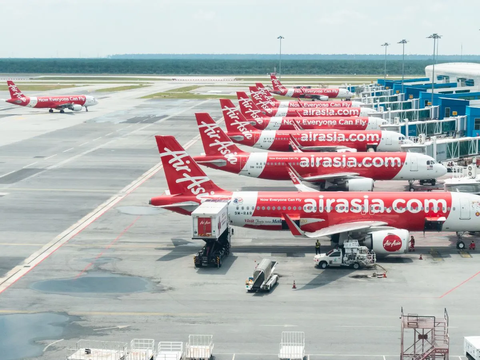 Saat ini, maskapai yang beroperasi melayani penerbangan setiap hari adalah AirAsia, Super Air Jet, hingga Citilink.