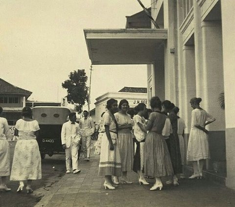 Eccentric Style of Female Students in Bandung in 1924, No Wonder Dubbed as the Paris of Java