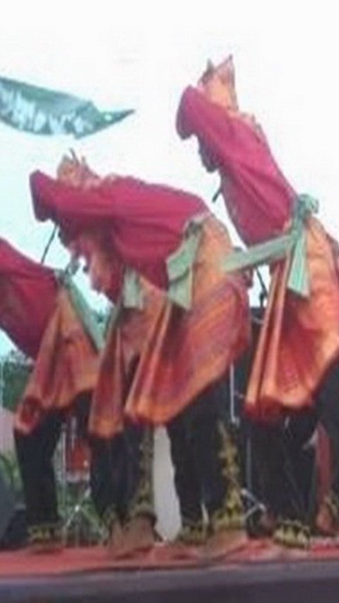 <b>Makna di Balik Tarian Landok Sampot, Kesenian Tradisional yang Tercipta dari Gerakan Perang</b>