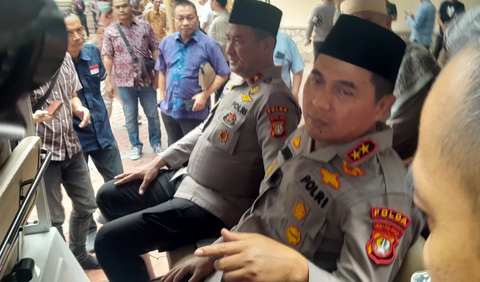 Karyoto belum bersedia mengomentari terkait ketidakhadiran Firli Bahuri dalam pemeriksaan besok. Dia pun meminta semua pihak menunggu pada besok hari.