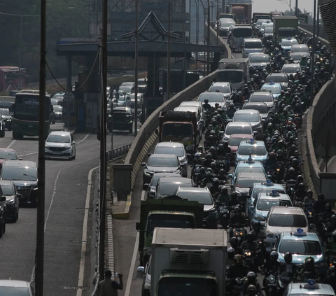 Kondisi Jalan Gatot Subroto yang padat merayap dipenuhi kendaraan pada jam sibuk di kawasan Pancoran, Jakarta, Senin (13/11/2023).<br>