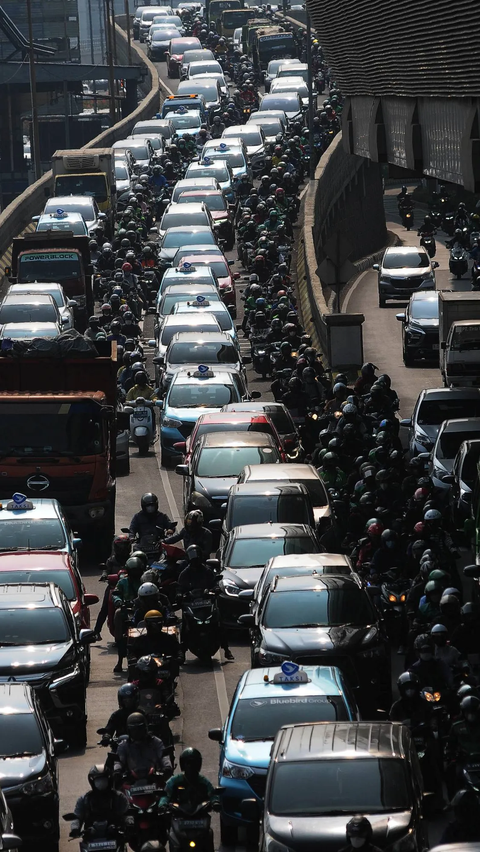 Sementara Dinas Lingkungan Hidup (LH) DKI Jakarta menegaskan, tak semua kendaraan berusia lebih dari 3 tahun dikenakan sanksi saat tilang uji emisi diberlakukan. Kendaraan di atas tiga tahun tidak akan ditilang jika dinyatakan lulus uji emisi.<br>