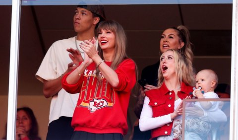 Taylor Swift dan Travis Kelce: Dukungan dan Mesra di Tempat Umum