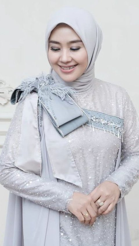 Portrait of Gita KDI, a dangdut singer who has now switched gears to become a politician.