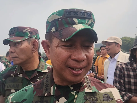 Jenderal Agus Luruskan Foto Prajurit TNI dengan Gibran yang Diunggah Goenawan Mohamad