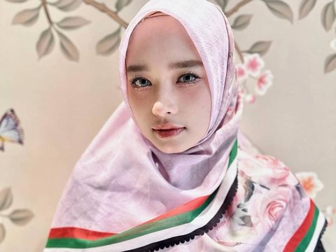 Portrait of Indonesian Artists Wearing Palestinian-themed Hijab, a Wholehearted Support