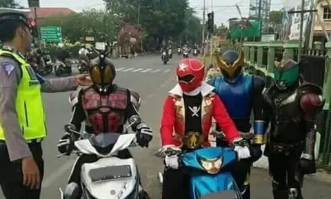 10 Potret Kostum Pemotor di Luar Nalar Ini Bikin Ngakak, Ada Ironman Isi Bensin Eceran!