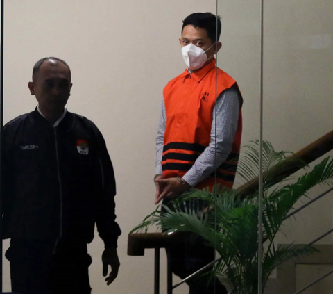 Tersangka Direktur PT Putra Kharisma Sejahtera Zulfikar Fahmi dikawal petugas usai dari ruang konferensi pers penetapan dan penahanan tersangka di Gedung Merah Putih KPK, Jakarta, Senin (13/11/2023).