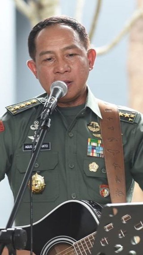 Tidak terkecuali Agus Subiyanto yang tampak begitu asyik bernyanyi dan memainkan alat musik gitar.<br>