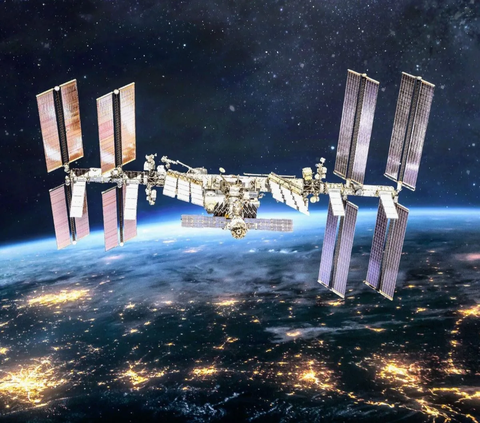 Sedang Perbaiki Panel Surya Stasiun Luar Angkasa, Astronot Tak Sengaja Jatuhkan Benda Ini ke Bumi