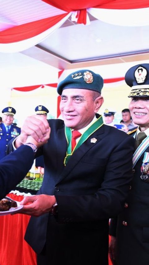 Letnan Jenderal TNI (Purn.) Edy Rahmayadi kembali menjadi sorotan publik. Hal ini terkait foto terbarunya yang diunggah di akun media sosial miliknya. <br>