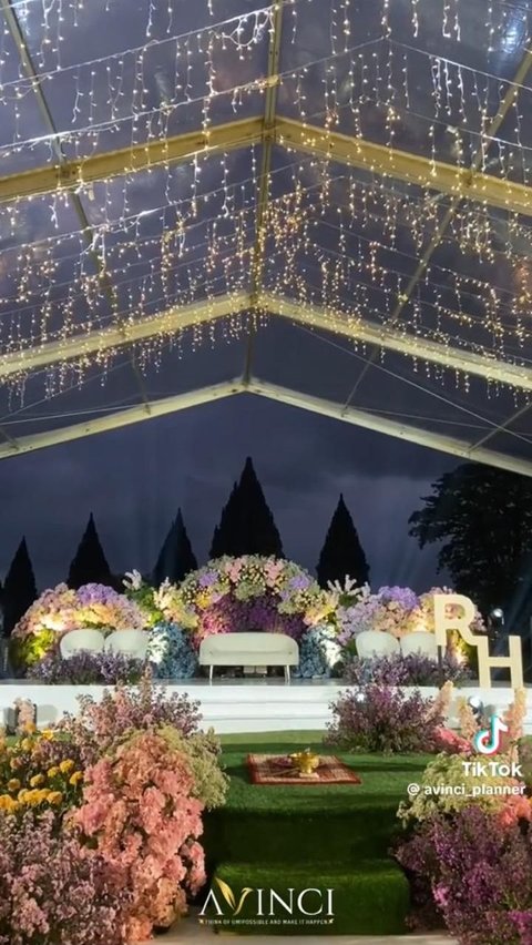 Viral Potret Pernikahan di Kawasan Candi Prambanan, Warganet: Wedding Dream Banget!