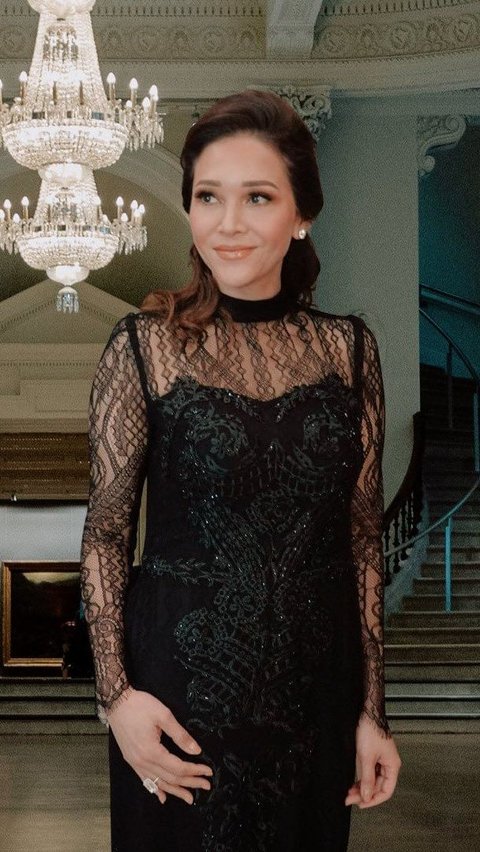 Not always a tomboy, Maia looks so elegant and classy when wearing this black dress. Especially with her beautiful earrings.