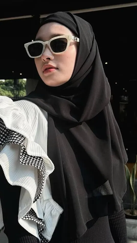 Potret Inara Rusli ke Pantai Pakai Hijab Syari, Makin Cantik!