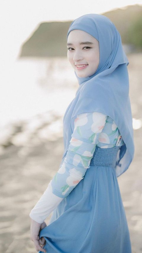 Inara Rusli Tetap Cantik saat Pergi Pantai Pakai Hijab Syari