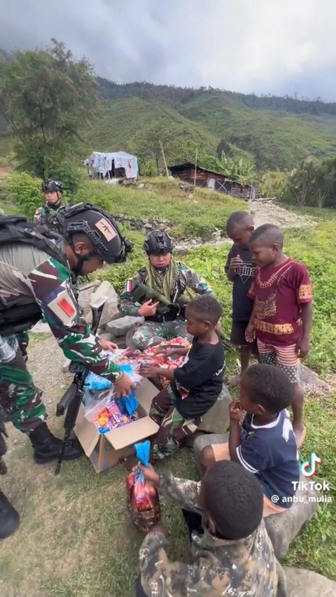 Viral Momen Bocah Papua Rayakan Ulang Tahun Bareng Prajurit TNI, Dapat Bayak Hadiah