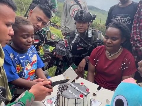 Viral Momen Bocah Papua Rayakan Ulang Tahun Bareng Prajurit TNI, Dapat Bayak Hadiah