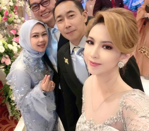 ⁠Cantiknya Heni Tania Istri Kombes Polisi Berkebaya Silver, Hadiri Pernikahan Anak Sahabat sang Suami