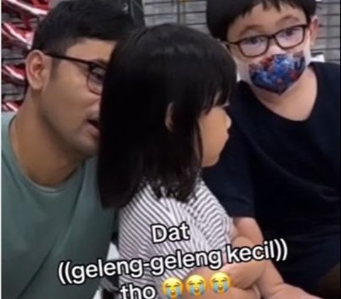 Video of a Persistent Father Persuading His Little Daughter who is Upset at the Mall