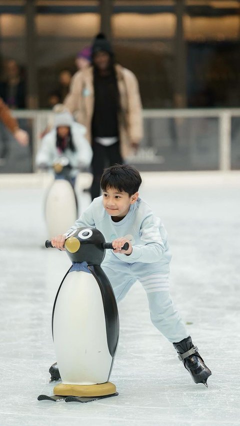 Viral Moment Rafathar Sitting on the Edge of the Mall Wearing Loose Clothes and Flip Flops Becomes the Spotlight