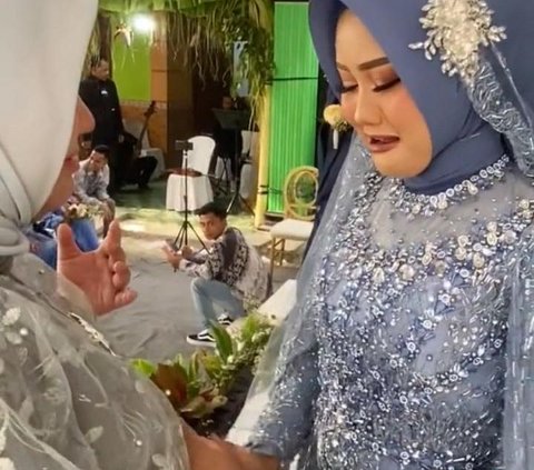 Wanita Ini Beri Kejutan Hadiri Nikahan Sahabatnya Meski sedang Hamil Tua, Bikin Iri Warganet