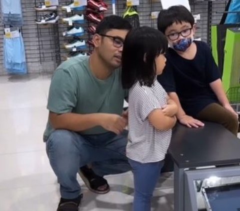 Video of a Persistent Father Persuading His Little Daughter who is Upset at the Mall