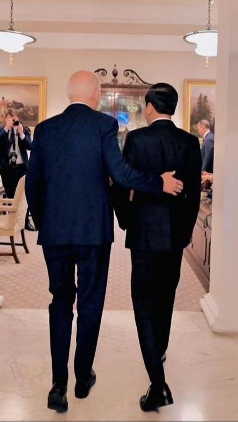 Joe Biden terlihat merangkul Jokowi ketika menuju ruang kerjanya.