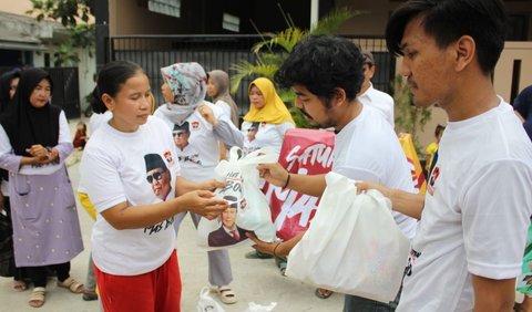 Selanjutkan, kegiatan digelar di Kecamatan Majasari, Kabupaten Pandeglang, Banten. Para relawan membagikan sembako<br>