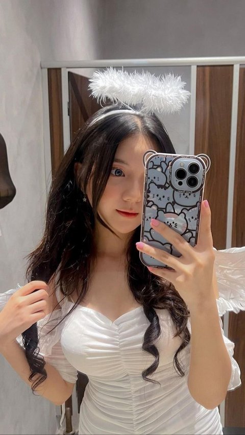 Photo Sarah cosplay becomes a fairy wearing a white dress with ruffles on the chest.