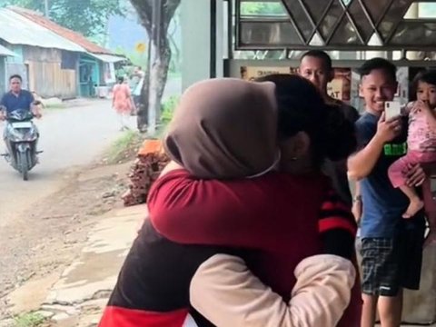 3 Tahun Bekerja di Jepang, Wanita Ini Beri Kejutan Pulang Kampung Pakai Kostum Badut