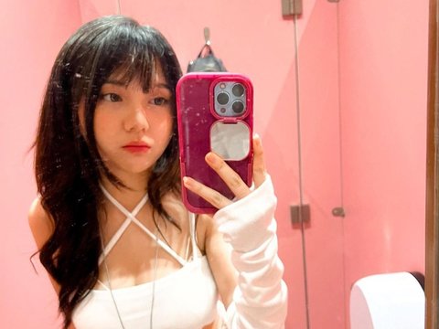 10 Beautiful Portraits of Sarah Violid, Mirror Selfies in the Toilet Make You Focused