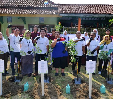 Dalam kesempatan ini sejumlah pejabat yang hadir meninjau laboratorium mangrove sekolah dan melakukan penanaman pohon.<br>