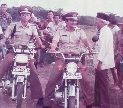 Foto Nanan mengendarai motor ini dikatakan diambil pada tahun 1978. 