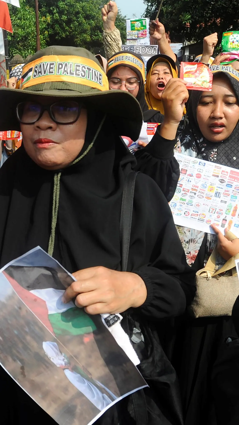 FOTO: Aksi Warga Pro-Palestina Gelar Razia Produk Pendukung Israel di Warung-Warung Klontong di Bogor