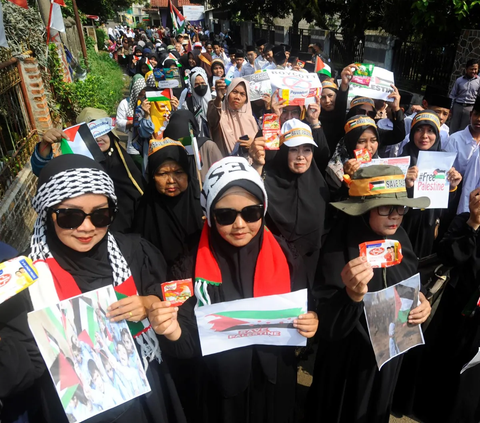 Masyarakat Bogor menggelar aksi simbolik untuk merazia produk-produk pendukung Israel di warung-warung kelontong di Desa Bantarsari, Rancabungur, Bogor, Selasa (14/11/2023).