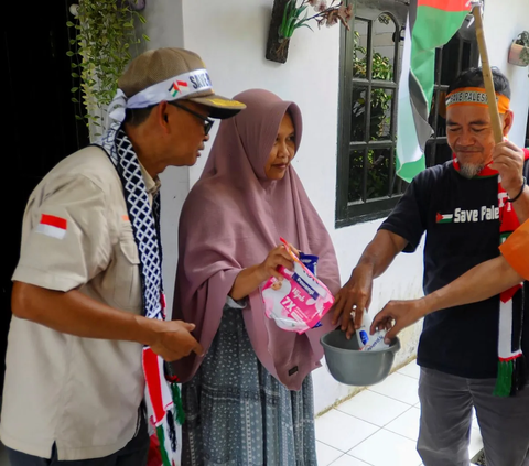 FOTO: Aksi Warga Gelar Razia Produk Pendukung Israel di Warung-Warung Klontong di Bogor